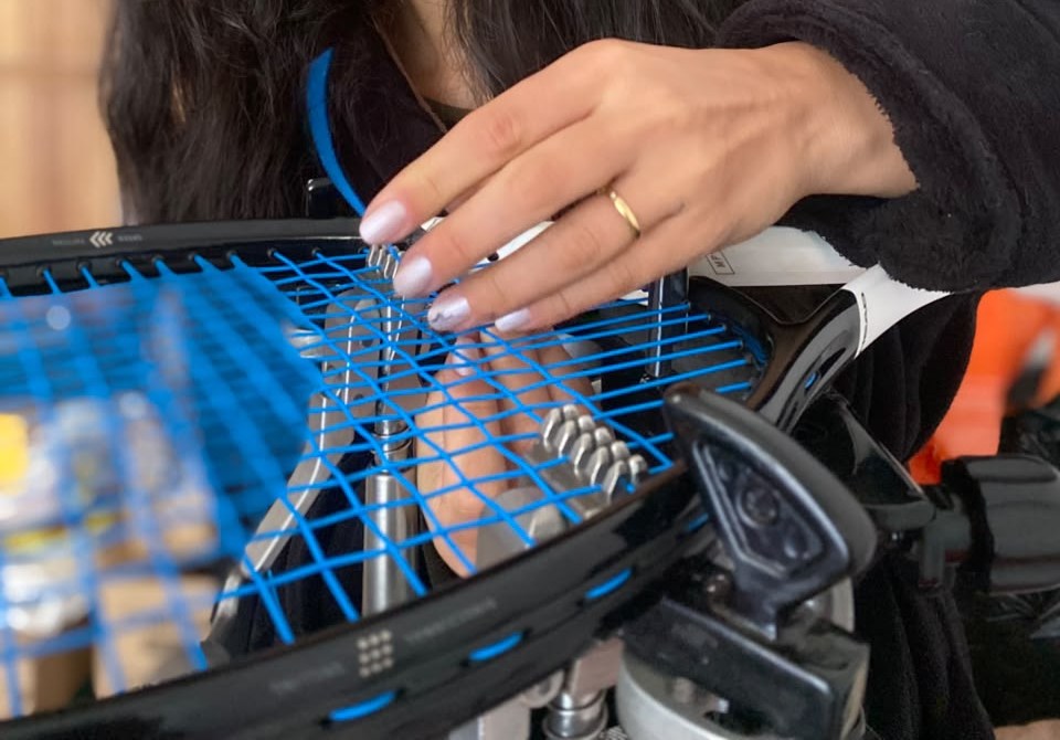 Encordoamento artesanal de raquete de tennis
