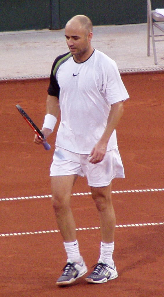 Andre Agassi andando pela quadra de saibro