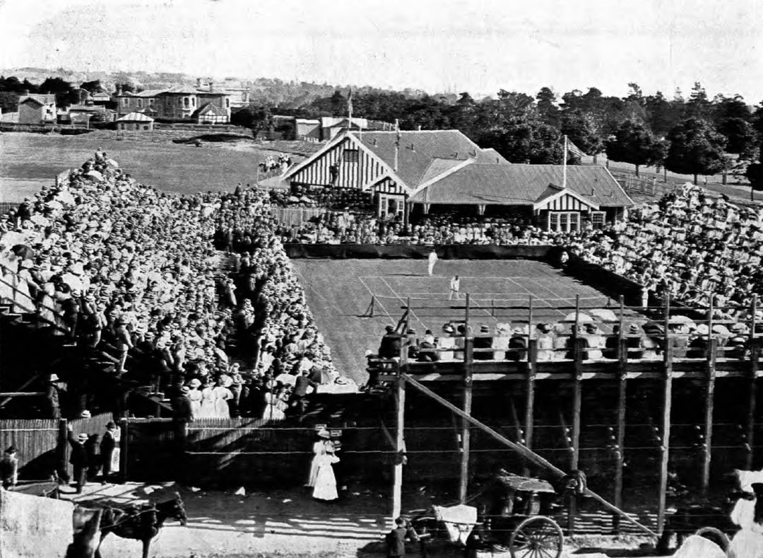 Multidão lotando as arquibancadas para assistir a um confronto de Davis Cup na Austrália, 1908