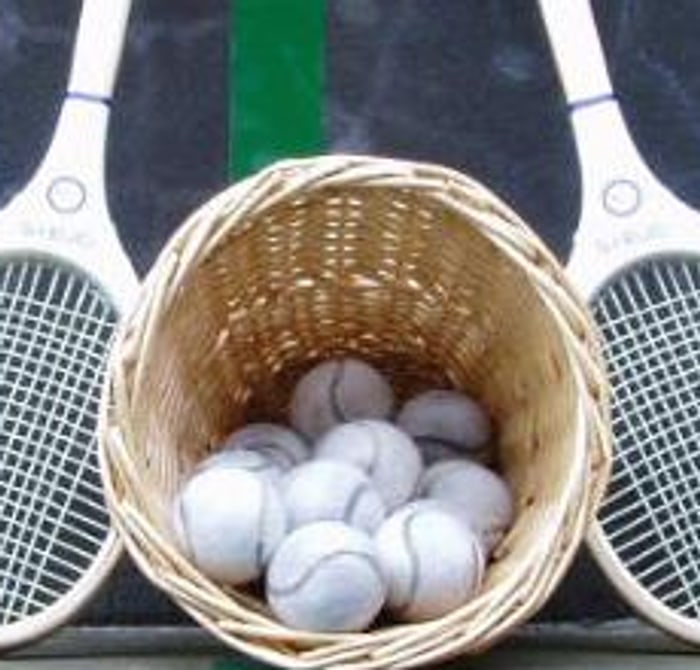 Cesta de bolas de real tennis, feitas de pano e cortiça, sem borracha