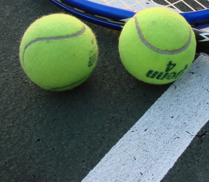 Bolas de tennis amarelas modernas