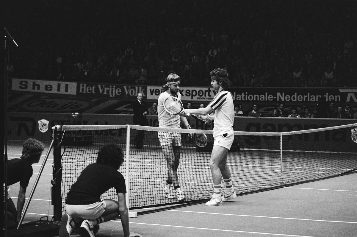 Björn Borg e John McEnroe se cumprimentam na rede após uma partida em 1979