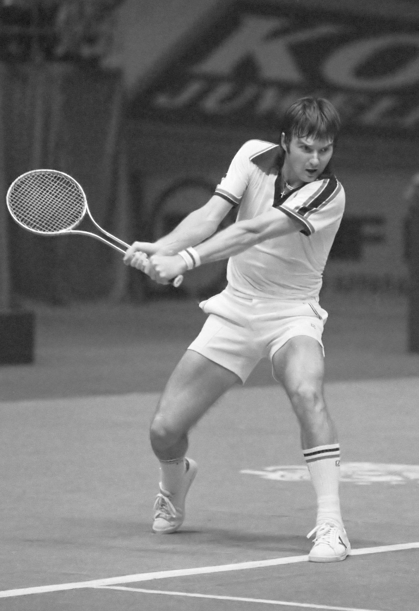 Jimmy Connors rebatendo com sua raquete Wilson T2000 de aço