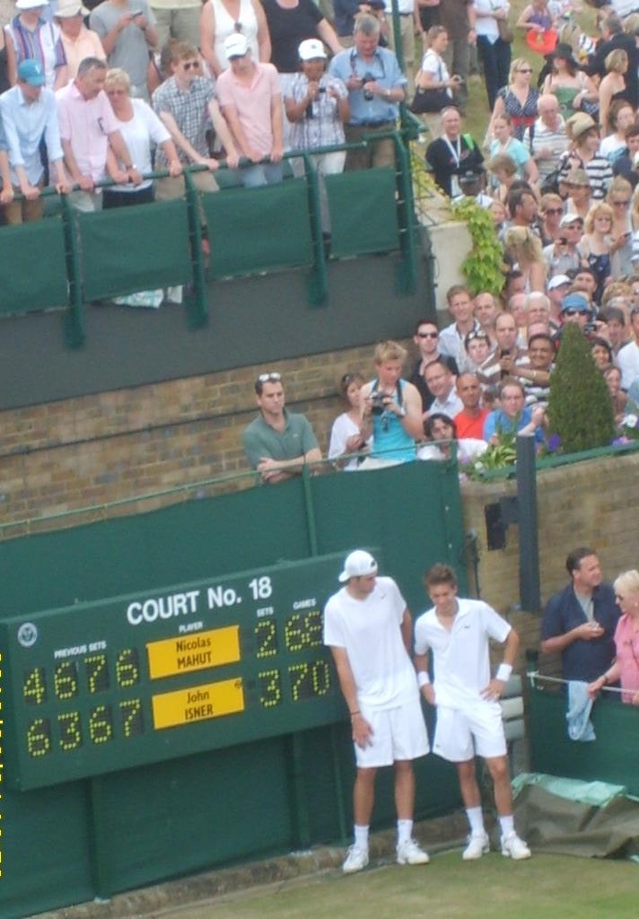 John Isner e Nicolas Mahut ao lado do placar do quinto set, mostrando 70-68, Wimbledon 2010