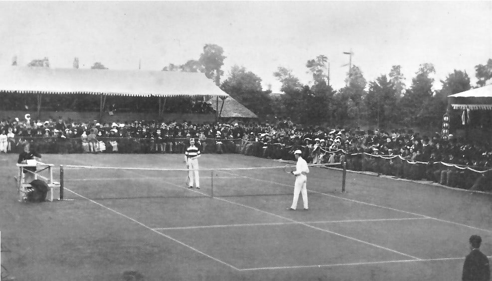 William e Ernest Renshaw jogando um contra o outro em Wimbledon, 1883, diante de arquibancadas lotadas