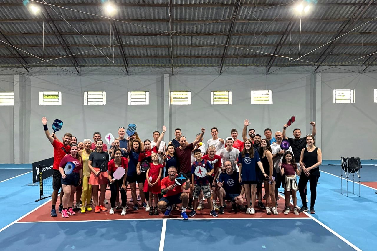 Alunos e sócios do Jedai Pickleball Club reunidos na quadra