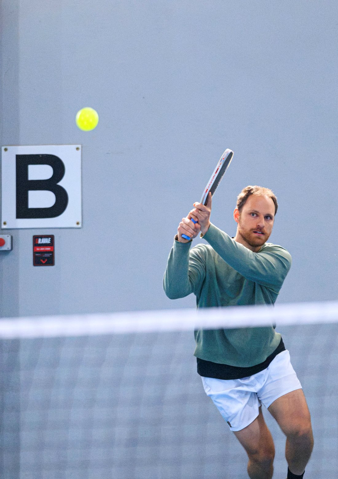 Lucas Ghisleni jogando pickleball com calma e presença
