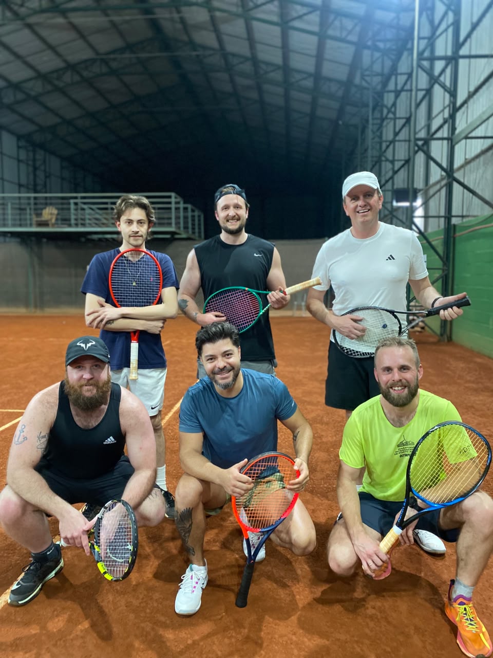 Alunos de tennis da Ghisleni Academy em quadra de saibro